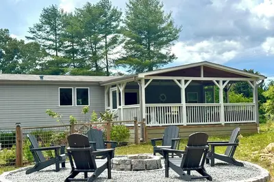 Image de The Field House at Apple Trail Farm. Relaxing Appalachian getaway in Western Nc