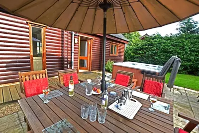 Image de South facing 4br lodge with Hot tub in 1/4 acre in tranquil setting.