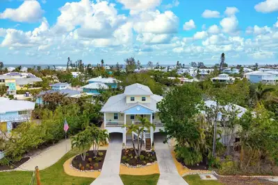 Image de New Rental! Beautiful North End Canal Home with Pool close to the beach