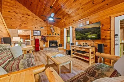 Image de 1 Mile to Dollywood! 4br*Hot Tub*Fireplace*Privacy
