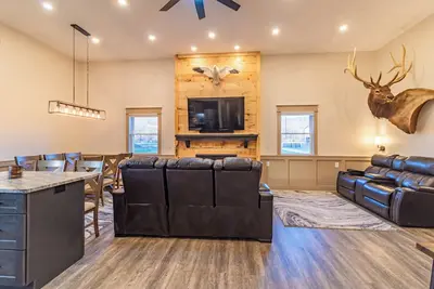 Image de “The” Lodge of Adams County is a Charming 2-bedroom house in Blue Creek with Ac