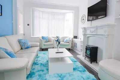 Image de 2 bedroom house with garden & free parking, on a quiet side street, close to Anfield & Goodison Park