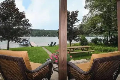 Image de Beautiful 4 bedroom waterfront cottage with dock and fire pit.