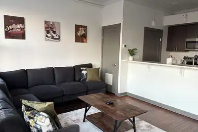 Image de Luxe Modern Escape in Downtown Richmond - 2b2b