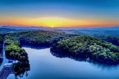 Image de 1 Min Drive From Mountains Lakes & Shops Just An Amazing Downtown Beauty!