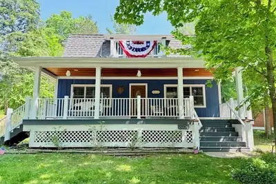 Image de Walloon Lake Hideaway - Spacious Retreat, Steps to Lake Access, Dining & Village