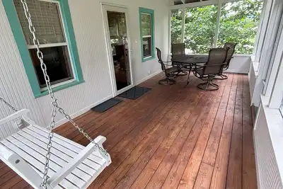 Image de Veranda House Decorah - King Bed, Sauna
