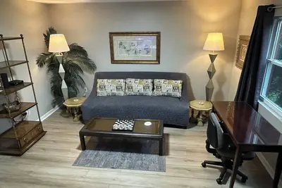Image de King suite: 2 Bedroom, 1. 5 Bath, Deck, Well appointed kitchen, 2 Smart TVs, Desk