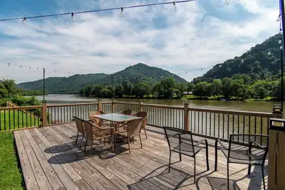 Image de Riverfront house, Deck over river, Dock, Bar, gazebo, scenic view, pets welcome.
