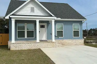 Image de Beaches, boats, and sand between your toes! Blue Herons nest is calling!