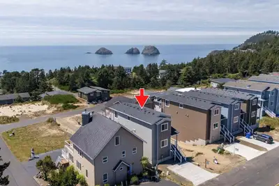 \"Peaceful Oceanside Escape – 3br Home w/ View Deck, Fast WiFi & Full Kitchen\"
