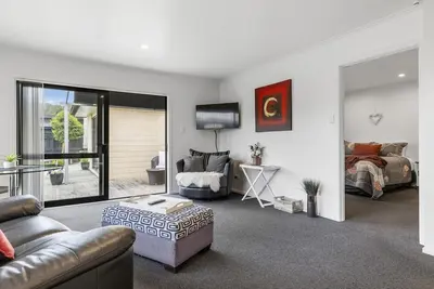 Image de Spacious, modern apartment situated just 3 mins from Lake Taupo. Dog friendly!