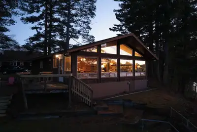 Image de Private 20-Acre Round Lake Waterfront Estate: 6 Bdrm Lodge, Boat Docks, Fire Pit