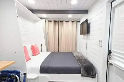 Image de Container Getaway Queen Bed | #13