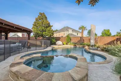 Image de Luxury 4br Smart Home w/ Pool, Spa, Media Room & Pet-Friendly Yard