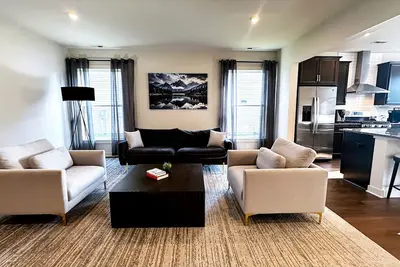 Image de Central Owensboro Luxury 4br Retreat — King Beds, Workspaces & 2 Living Areas