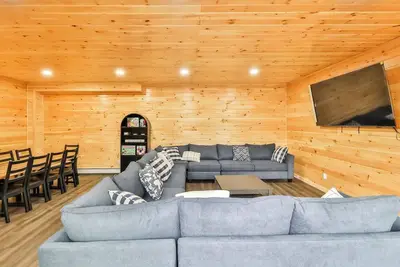 Image de Luxury New Log home Pool Sauna Hot Tub Game Room