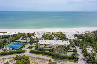 Image de Sea Oats 154 - Gulf Front - 2 bed / 2 bath - Tennis - Elevator - Sleeps 6