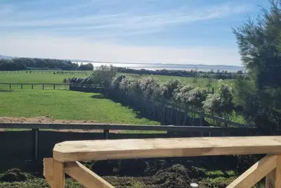 Image de Beautiful harbour and rural farm views. Stunning views of sky tower and airport.