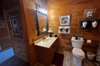 Image de Washer dryer arcade game hot tub Waterview 3 bedroom 4 bed Awesome cabin.