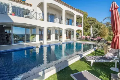 Image de Villa de luxe avec piscine privée, vue mer