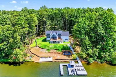 Image de New 5br Lakefront Lake Anna, Beach, Dock, Views