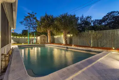 Image de Ocean Themed Cottage With A Heated Pool