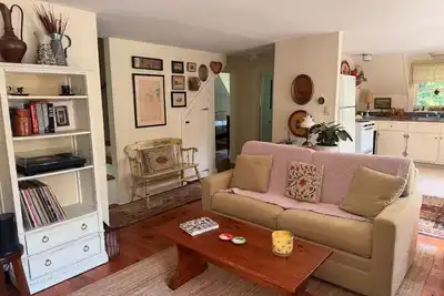 Image de Cozy barn apartment in country setting in charming Litchfield