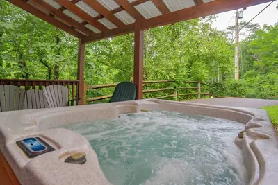 Image de 🌄Keaton's Wild Animal Cabin: Game Room, Fire Pit & Hot Tub🌄