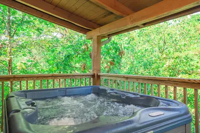 Image de 🌳 Keaton's Cozy Cabin 🌲 Wooded Retreat, Resort Pool & Hot Tub