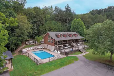 Image de Firefly Meadow: OutdoorPool*HotTub*Games*Wifi*FirePit*Yard*Large Groups