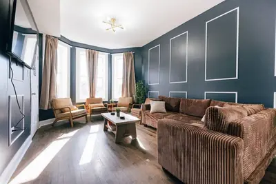 Image de Sleeps 12 - Games - 10 Min to Downtown - Arcades - Walking Distance to Train