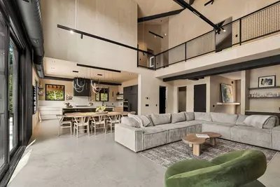 Image de Luxury Lakefront Retreat on Peaceful Kahshe Lake