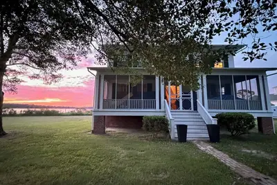Image de Newly renovated 4-bedroom farmhouse on historic East River estate