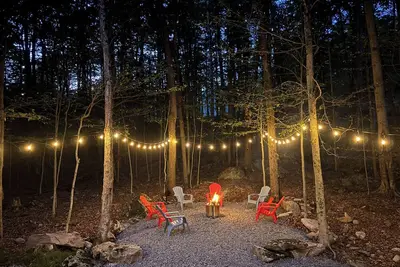 Image de Welcome to The Breezy Pines — your lake retreat at The Hideout.