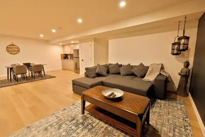 Image de Rustic Lake‑Front Private Basement Suite • Court Access & Gym