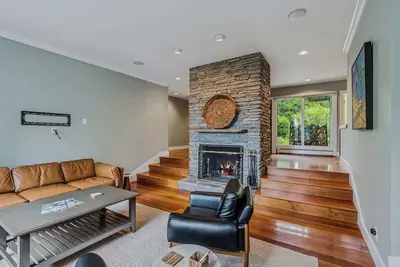 Image de Three Decks Hot Tub Fire Table | DeckHouse Retreat