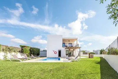 Image de Elegant and modern detached villa with swimming pool