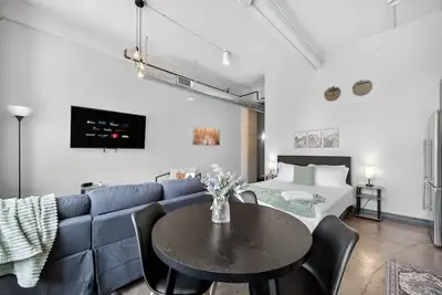 Image de Stunning Downtown Apartment | Pool, Laundry, Parking
