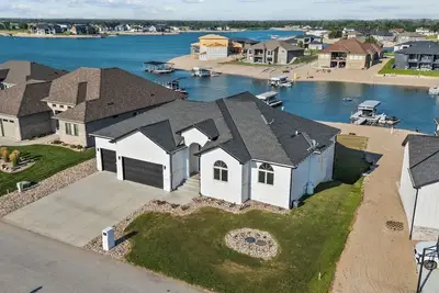 Image de Lakefront Mansion! Close to Sac&Mahoney State Park!