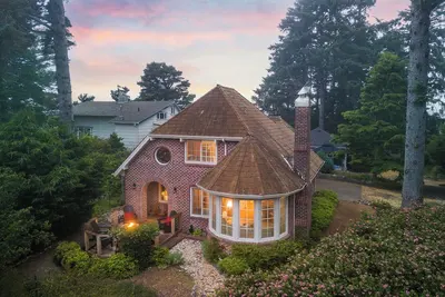 Image de Storybook Cottage-New- Walk to beach/shops, multi-generational, girls getaways