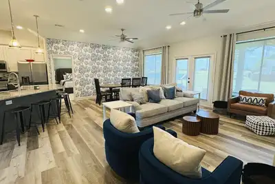 Image de Lake Front 4br + Dock & Paddle Boards, Water front & Sunset Views