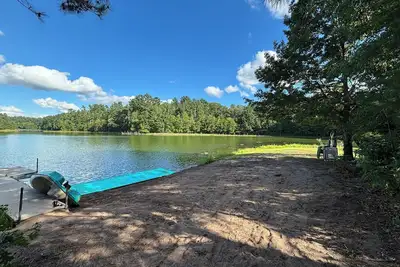 Image de Private beach on Pine Lake, great views, 3 spacious bedrooms and 2 living rooms