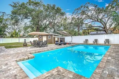 Image de The Seminole Heights Suncatcher - Pool & Basketball