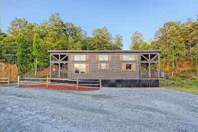 Image de Rent all 3 tiny houses for a fun getaway with family or friends!