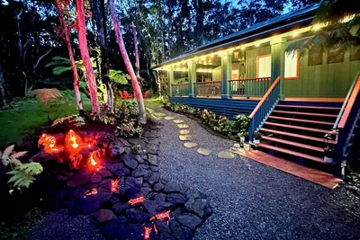 Image de Lush Volcano Retreat- Hot Tub & Lava Water Feature