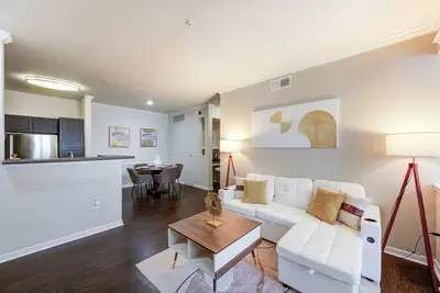 Image de Mid-Century Gem 2-Bedroom with Workspace Gym/Basketball Court & Great Pool!