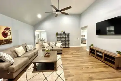 Image de Family friendly home base W/ Garage
