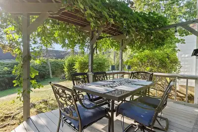 Image de Charming Cottage on Freshwater Pond in Charlestown