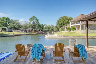Image de Lakefront Retreat in Granbury Lake, Dock, Hot Tub & Fire Pit